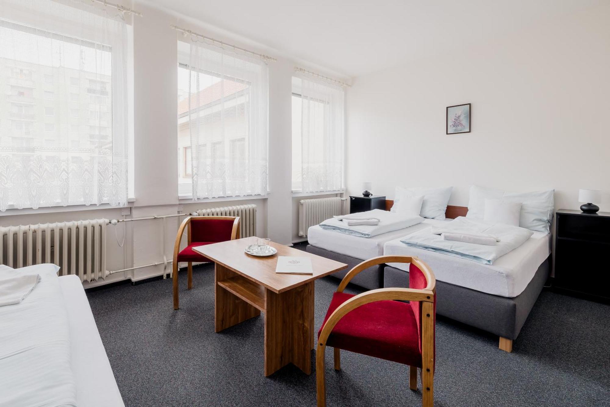 Hotel Dobruška エクステリア 写真
