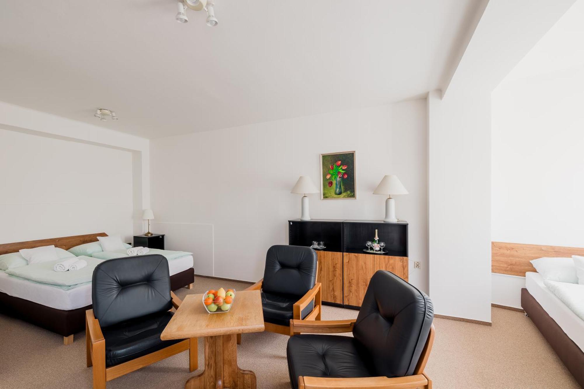 Hotel Dobruška エクステリア 写真